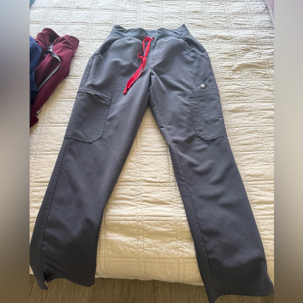 FIGS high waisted Yola skinny scrub pants
Charcoal